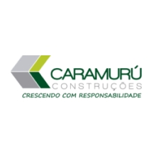 Logo da empresa Caramurú Construções. Ela tem fundo Branco, letras verdes que além do nome trazem o slogan Crescendo com Responsabilidade